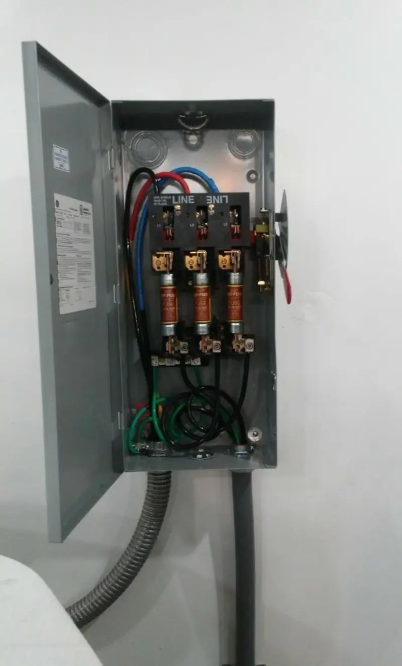 Three-phase disconnect switch installed for Smoke Detector Installation in Tallulah